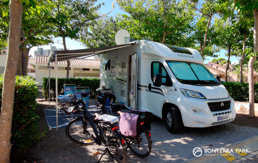Parcela, caravana de clientes de Francia seguros en Bonterra Park, Benicàssim